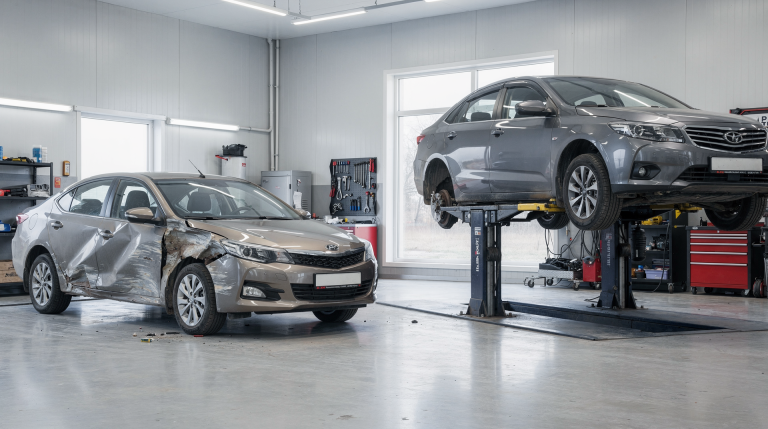 Когда стоит обращаться в кузовной автосервис, а когда в слесарный